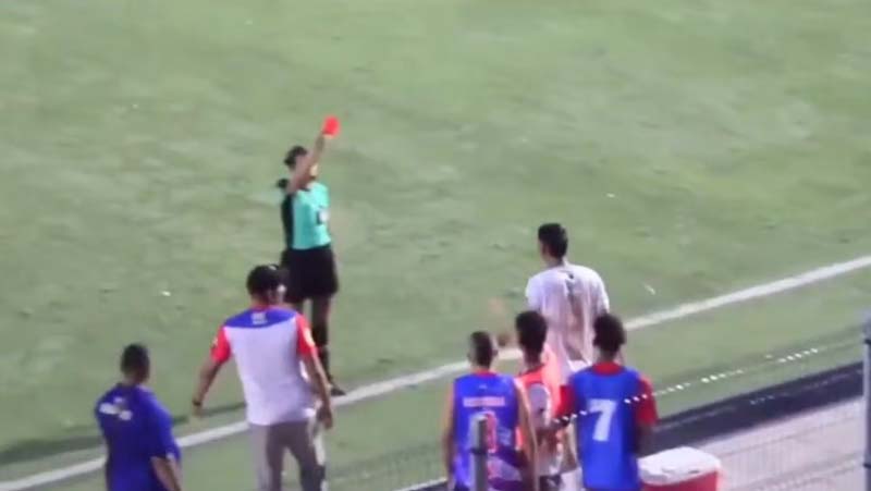 Jugador golpea a la árbitra y ella responde con patada tras tarjeta roja