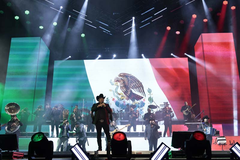 Julión Álvarez llena de música y emoción Puebla en las fiestas patrias
