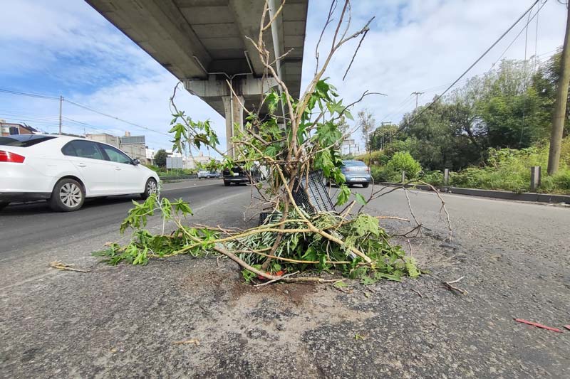 Múltiples daños en autos por bache en la autopista México–Puebla
