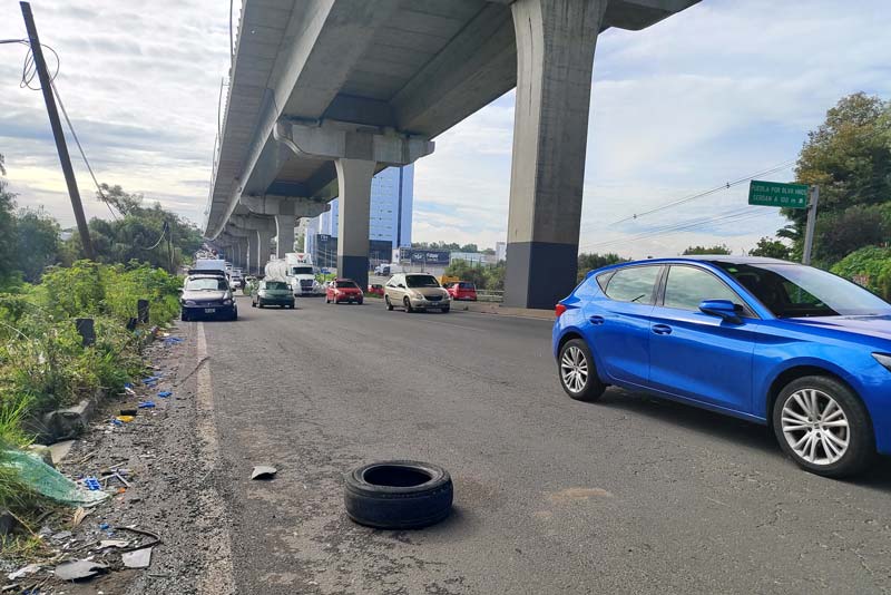 Múltiples daños en autos por bache en la autopista México–Puebla