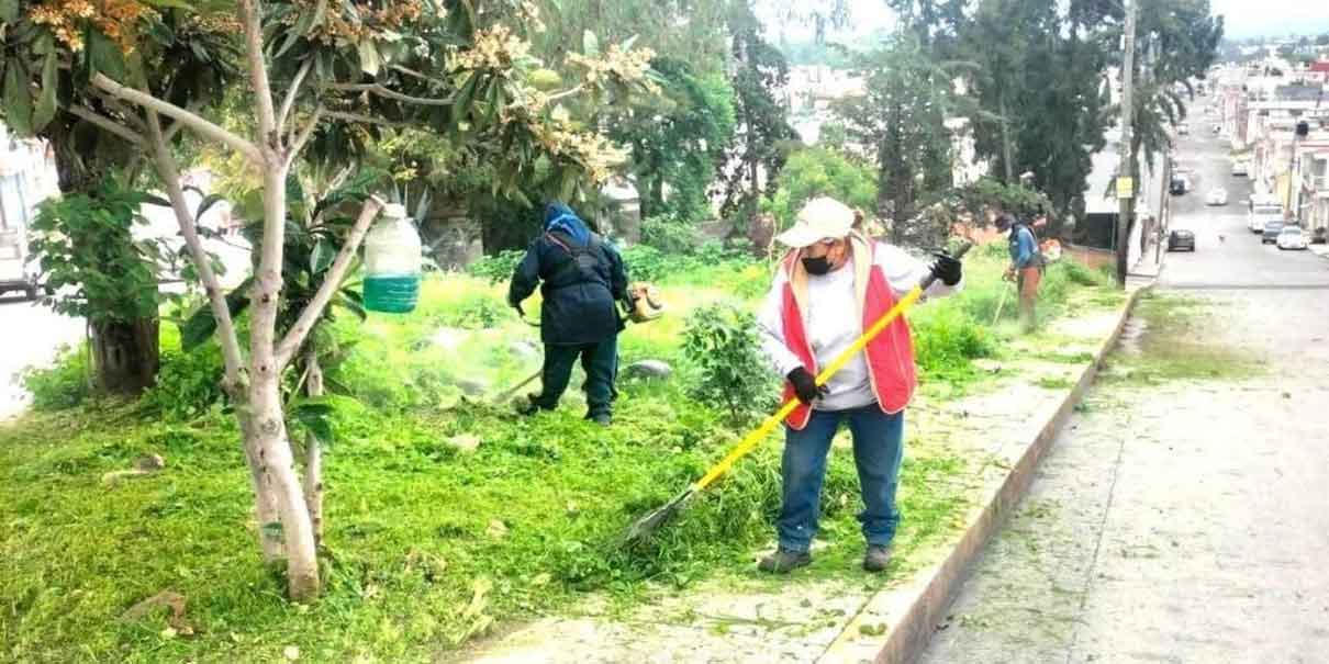Durante las primeras tres semanas de Septiembre, el Ayuntamiento de Puebla --que preside Adán Domínguez Sánchez-- a través de la Secretaría de Servicios Públicos mantuvo atención en diversos puntos de la ciudad con acciones para propiciar entornos limpios y ordenados. Es así que, personal de la Dirección de Calles, Parques y Jardines, realizaron 796 mil 636 metros cuadrados de poda, 987 mil 356 metros cuadrados de barrido de área o andador, lavado de 11 fuentes en la ciudad, retiraron 571 metros cúbicos de basura y desecho vegetal y efectuaron el mantenimiento de 68 ejercitadores y 249 juegos infantiles. Por otra parte, el personal de la Dirección de Alumbrado Público y Servicios Municipales, instaló 36 nuevos puntos de luz en diversas demarcaciones de la ciudad, brindó mantenimiento correctivo a mil 788 puntos de luz, además se realizaron 14 inhumaciones y 4 cremaciones en el Panteón Municipal. Estas labores continuarán hasta el último día de la administración municipal, para garantizar la seguridad y tranquilidad de las y los poblanos, además de contribuir a la estética urbana, con el buen estado de los espacios públicos recreativos. *BC Diario Puntual te recomienda también: Ayuntamiento de Puebla mantendrá activo Bolsa de Trabajo Ayuntamiento de Puebla entregó parque y canchas en Santa María Guadalupe Tecola Renovación y recreación, Ayuntamiento de Puebla inaugura plaza de Hueyotlipan Entrega Ayuntamiento de Puebla segunda etapa del parque del Ajolote Secretaría de Igualdad reconoce casos de acoso pendientes en el Ayuntamiento de Puebla Lo de Hoy Noticias te recomienda: