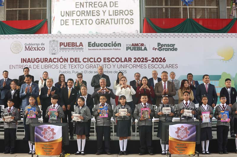 Miles de alumnos poblanos recibirán uniformes y zapatos; arrancó la distribución