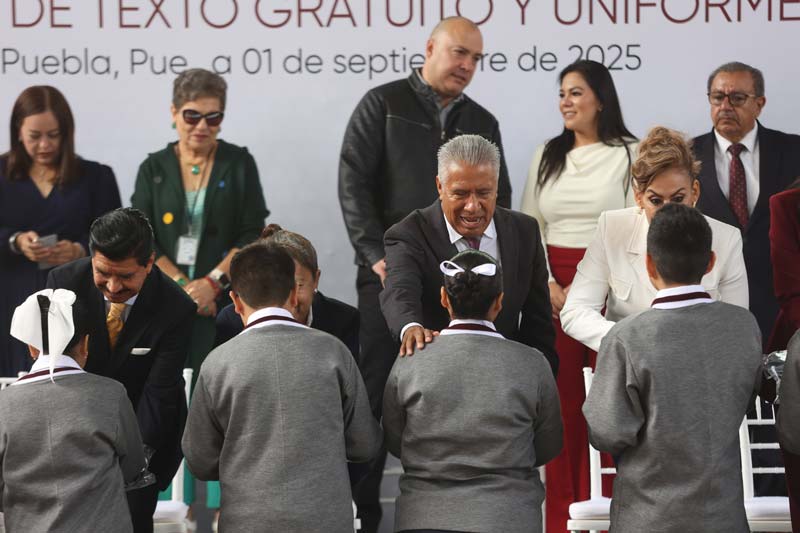 Miles de alumnos poblanos recibirán uniformes y zapatos; arrancó la distribución