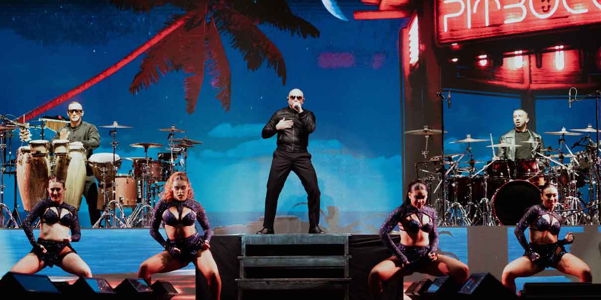Miles de fans cantaron y bailaron con Pitbull