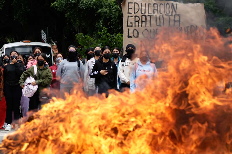 Normalistas de Teteles bloquean el bulevar 5 de Mayo; exigen renuncia de directivos