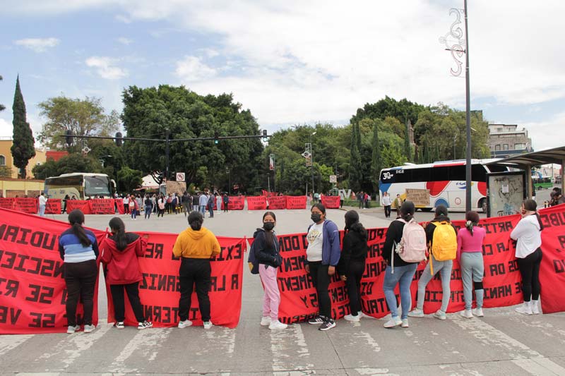 Normalistas de Teteles bloquean el bulevar 5 de Mayo; exigen renuncia de directivos