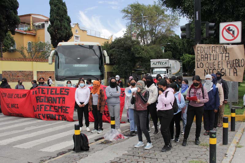Normalistas de Teteles bloquean el bulevar 5 de Mayo; exigen renuncia de directivos