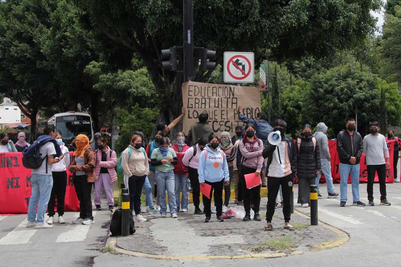 Normalistas de Teteles bloquean el bulevar 5 de Mayo; exigen renuncia de directivos