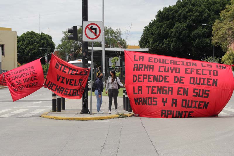 Normalistas de Teteles bloquean el bulevar 5 de Mayo; exigen renuncia de directivos