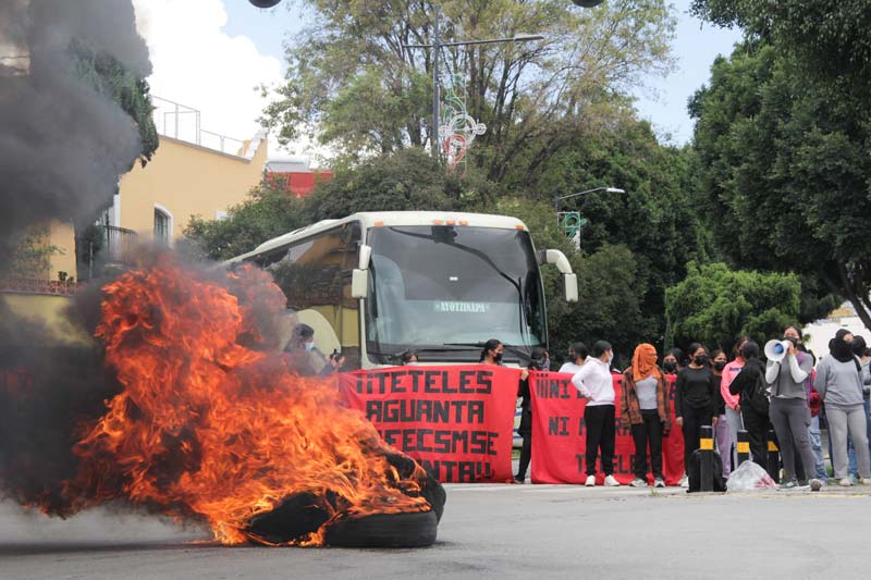 Normalistas de Teteles bloquean el bulevar 5 de Mayo; exigen renuncia de directivos