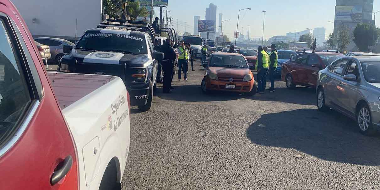 Taxis pirata de la Vía Atlixcáyotl terminaron en el corralón