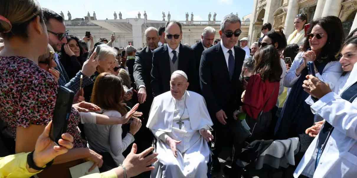 Plaza de San Pedro vibra con la aparición inesperada del papa Francisco