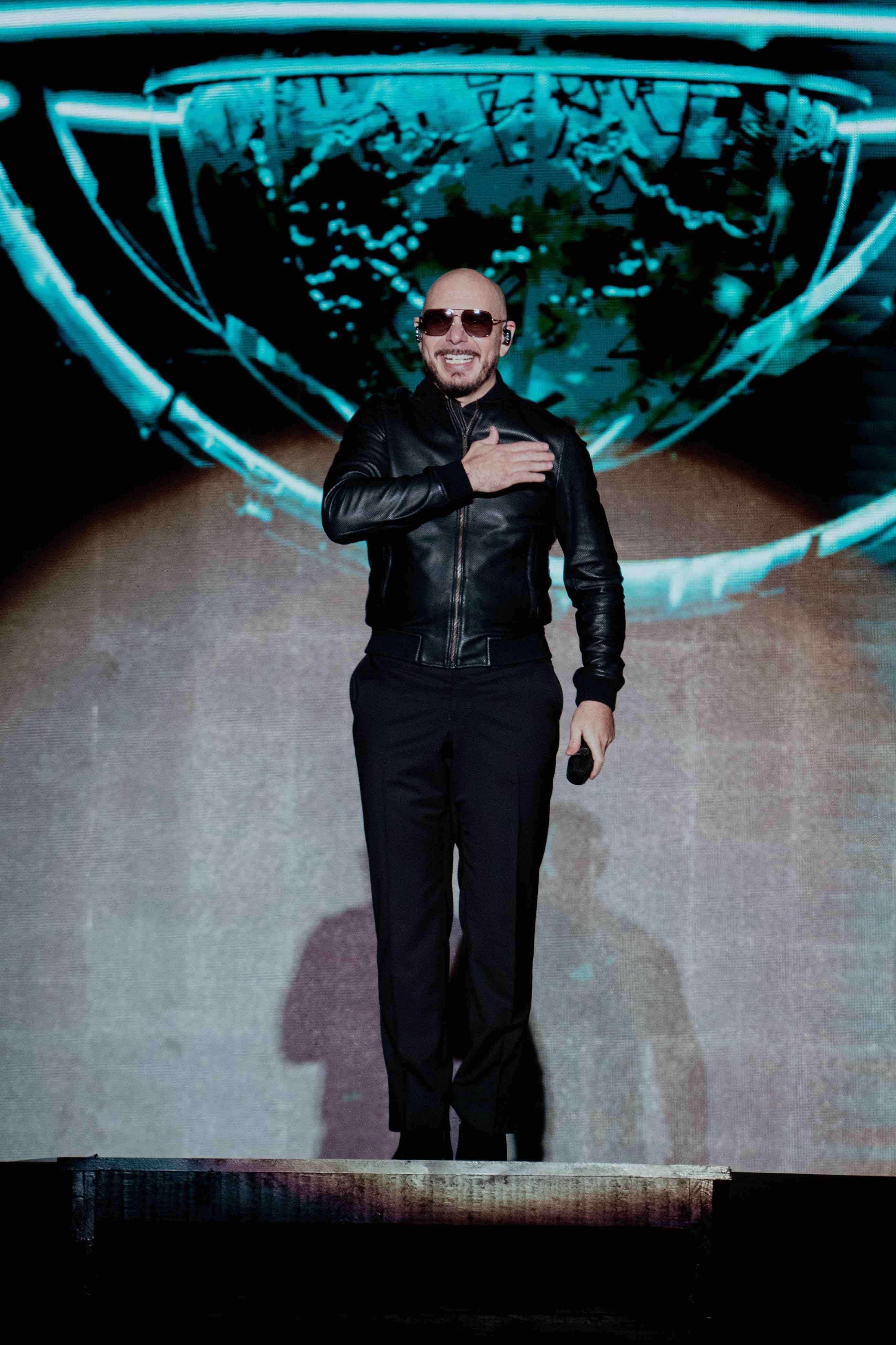 Miles de fans cantaron y bailaron con Pitbull