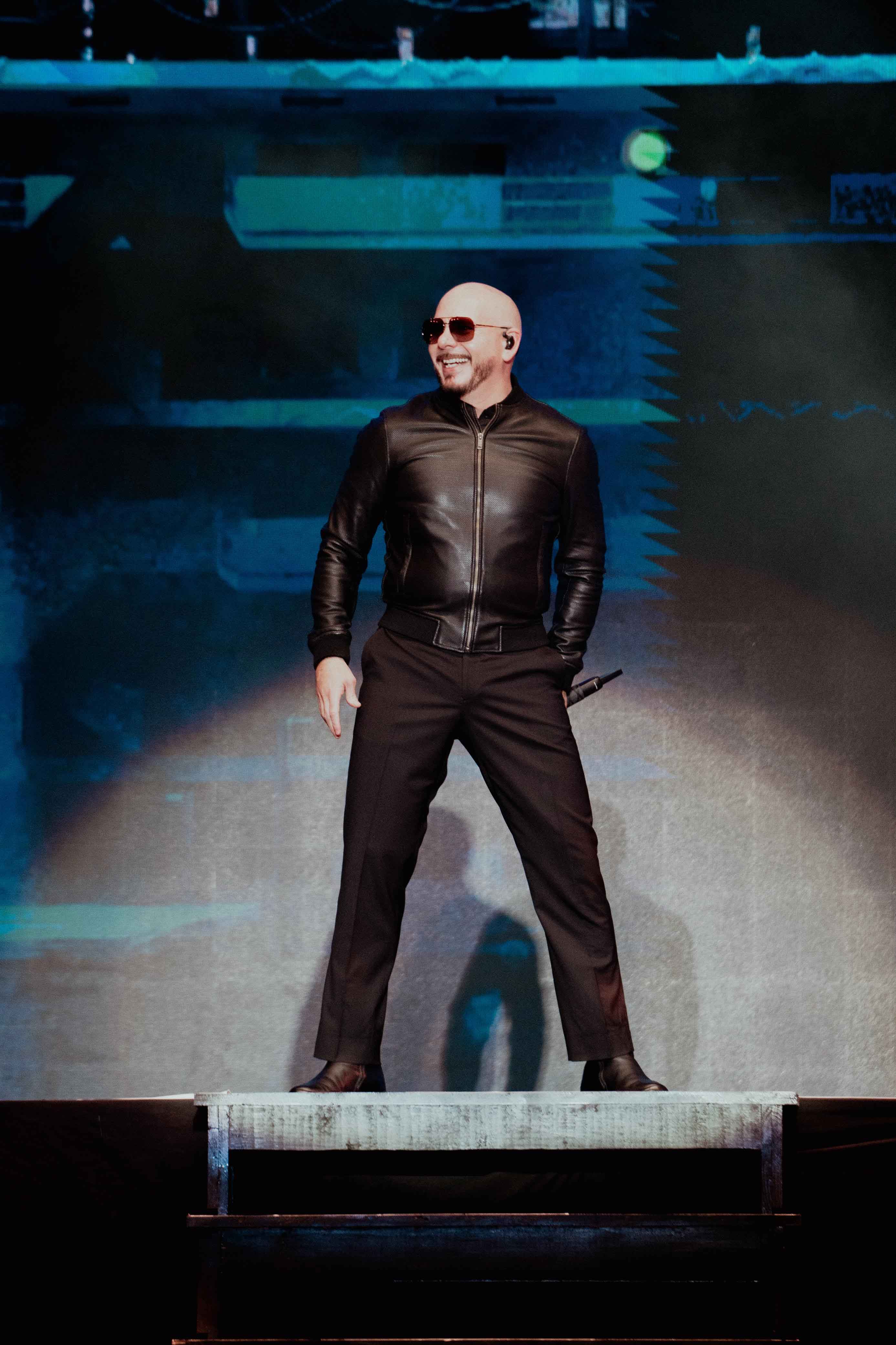 Miles de fans cantaron y bailaron con Pitbull