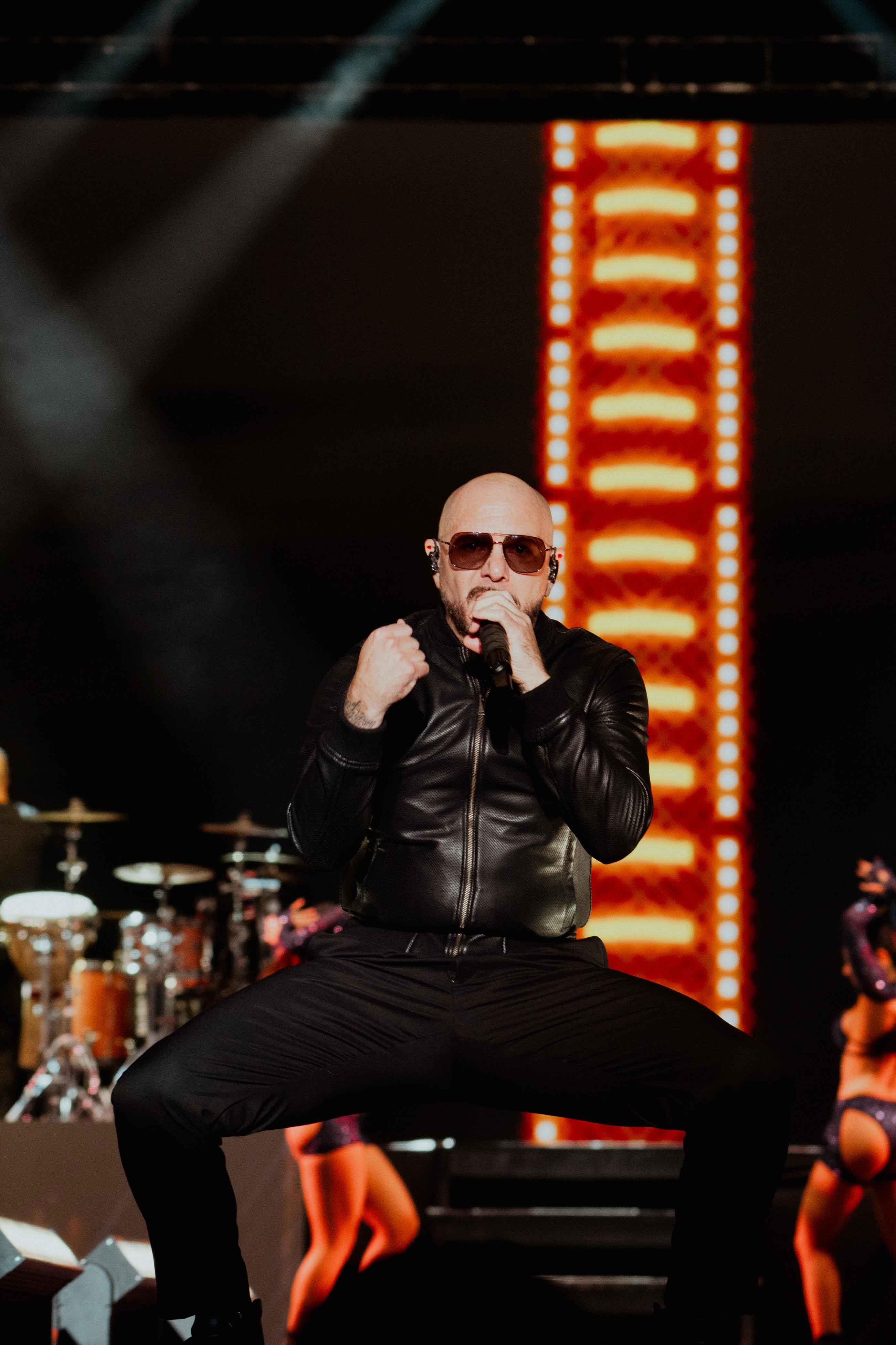 Miles de fans cantaron y bailaron con Pitbull