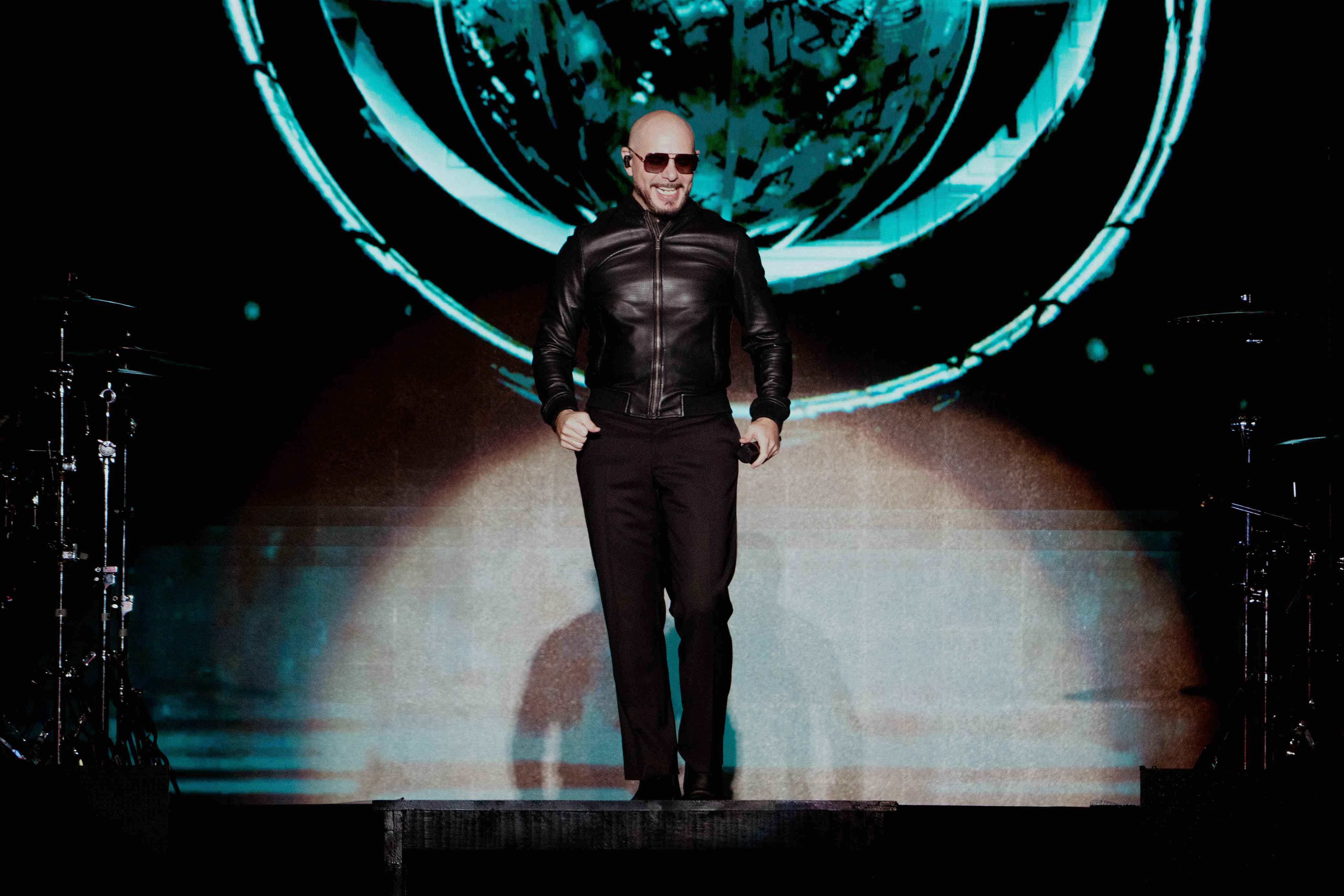 Miles de fans cantaron y bailaron con Pitbull