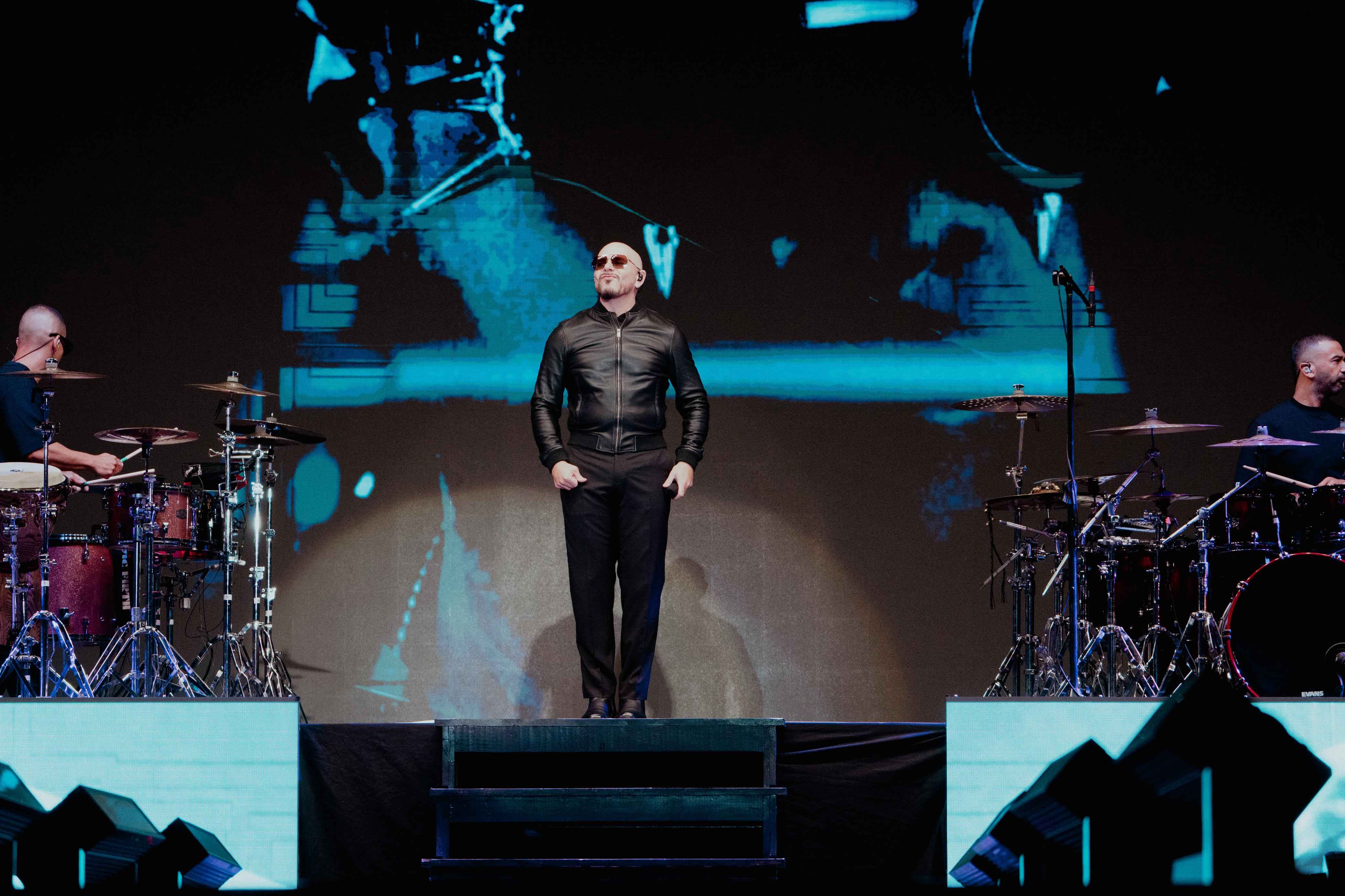 Miles de fans cantaron y bailaron con Pitbull