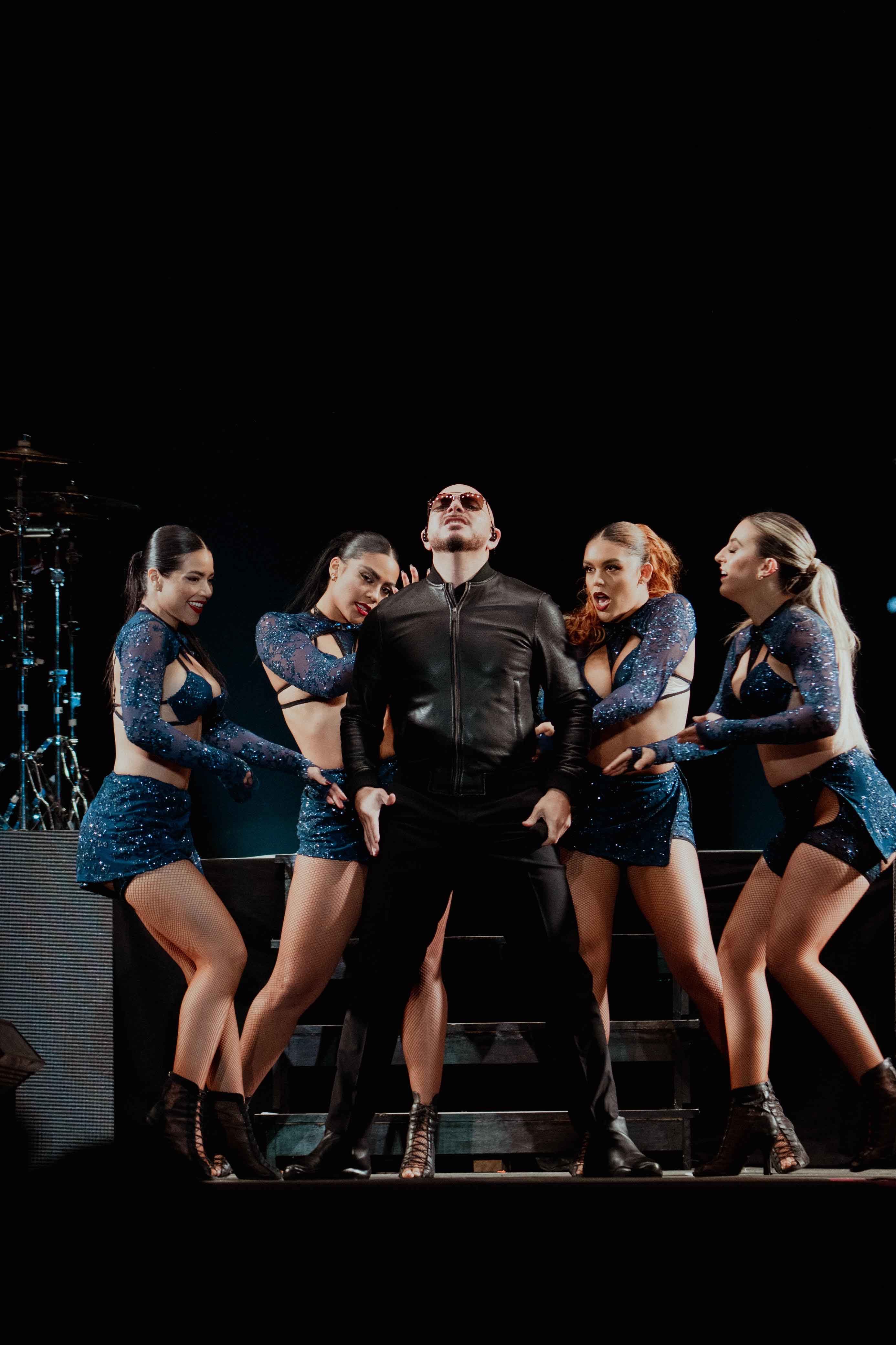 Miles de fans cantaron y bailaron con Pitbull