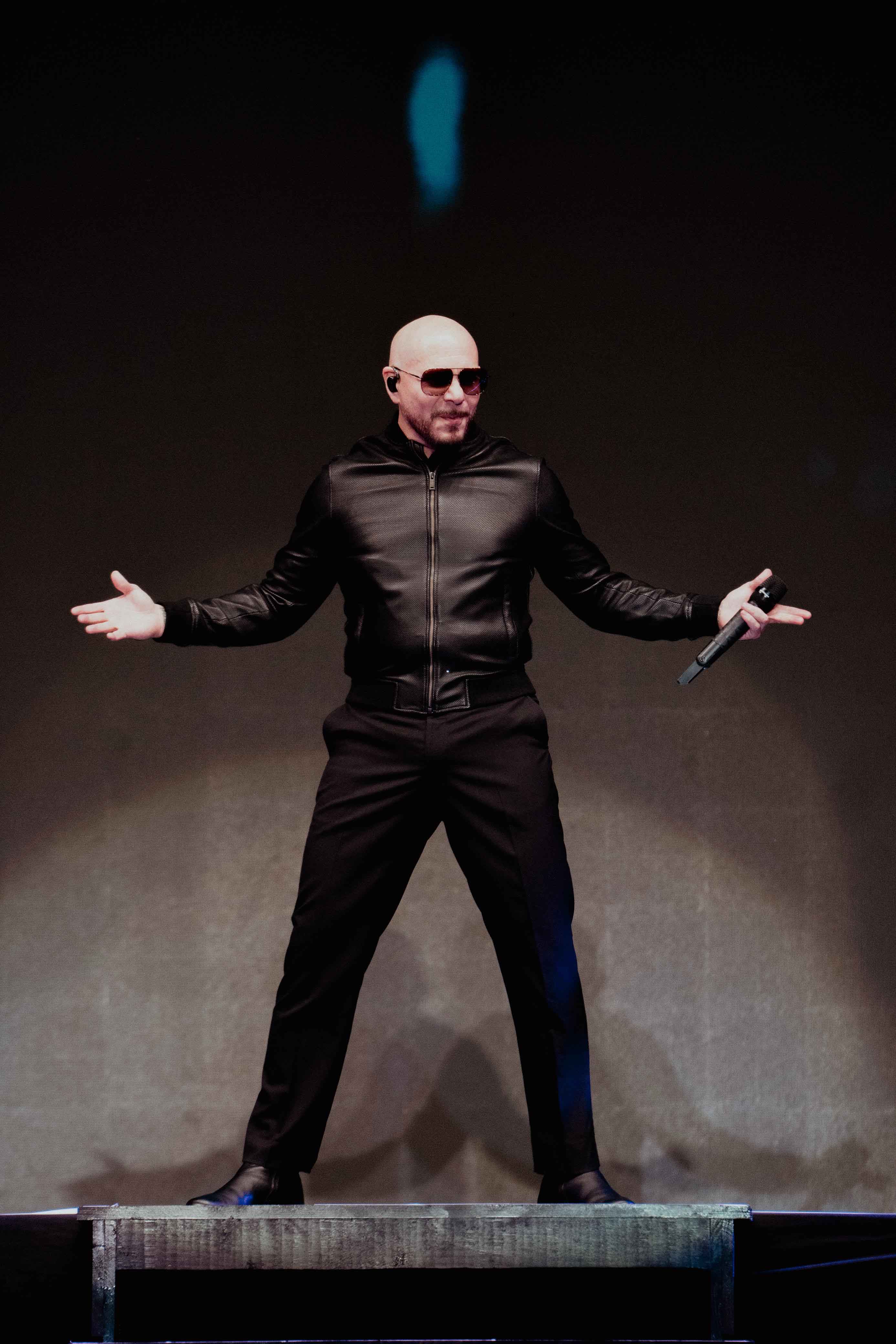 Miles de fans cantaron y bailaron con Pitbull