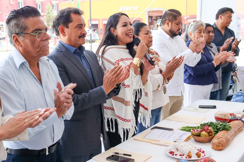 Plaza de la Concordia alberga la Exposición Gastronómica del Chile en Nogada