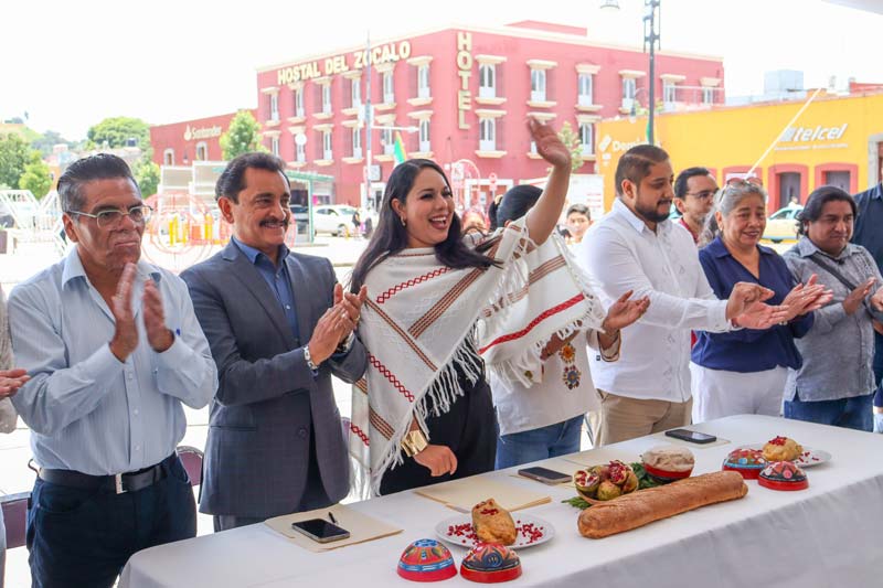 Plaza de la Concordia alberga la Exposición Gastronómica del Chile en Nogada