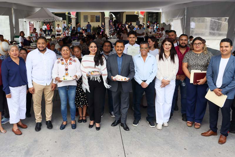 Plaza de la Concordia alberga la Exposición Gastronómica del Chile en Nogada