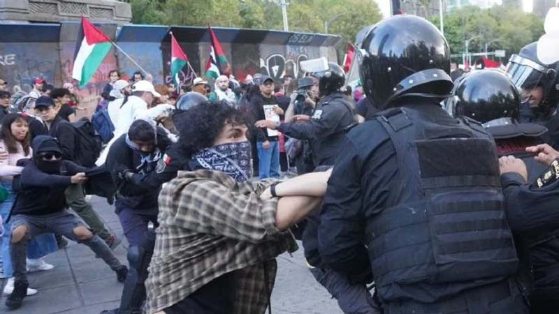 Policías lesionados tras enfrentamiento con encapuchados en marcha pro Palestina