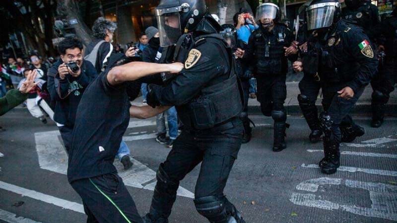 Policías lesionados tras enfrentamiento con encapuchados en marcha pro Palestina