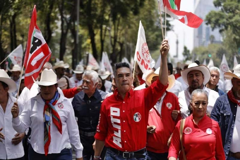 Por qué no renuncias a tu Senaduría, recriminaron priistas a Néstor Camarillo