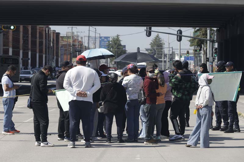 Manifestaciones de padres de familia y la 28 de Octubre bloquean la ciudad