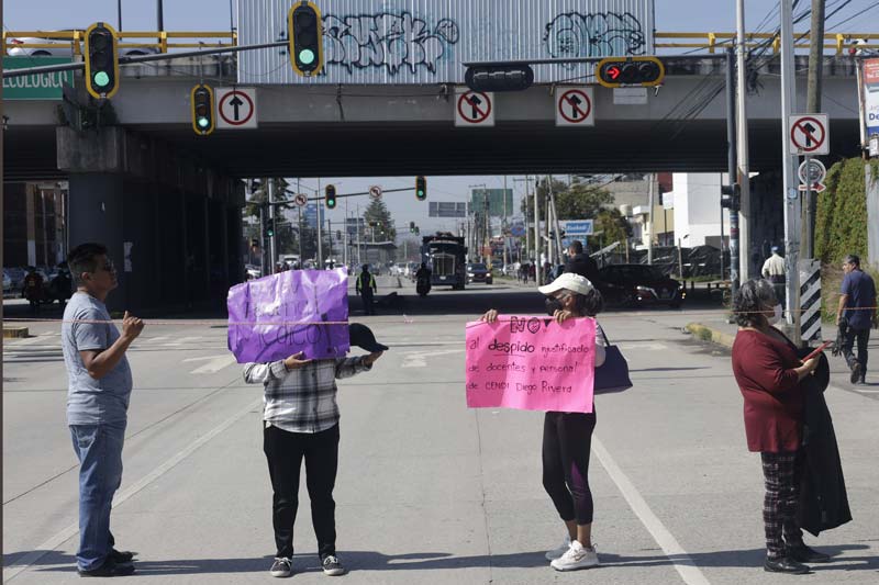 Manifestaciones de padres de familia y la 28 de Octubre bloquean la ciudad