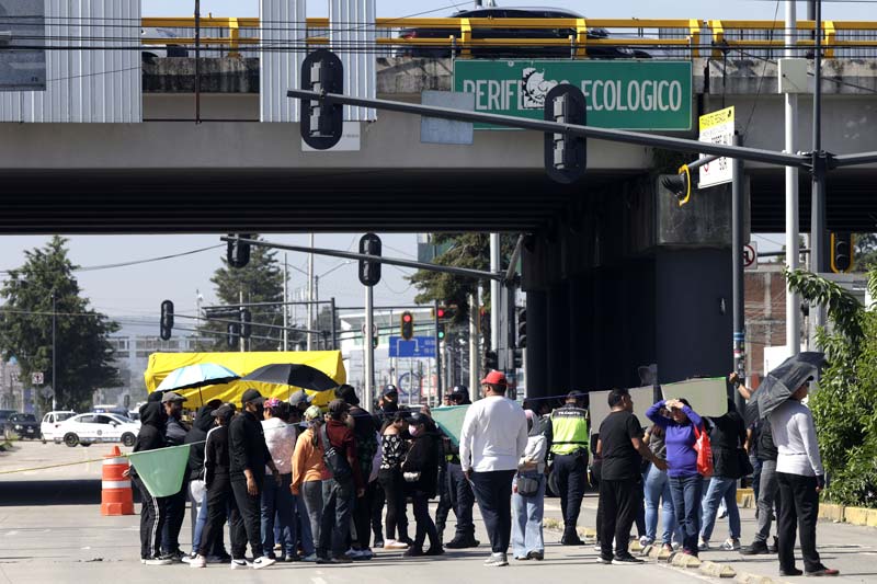Manifestaciones de padres de familia y la 28 de Octubre bloquean la ciudad