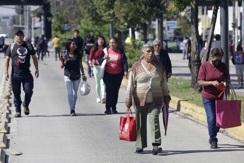 Manifestaciones de padres de familia y la 28 de Octubre bloquean la ciudad