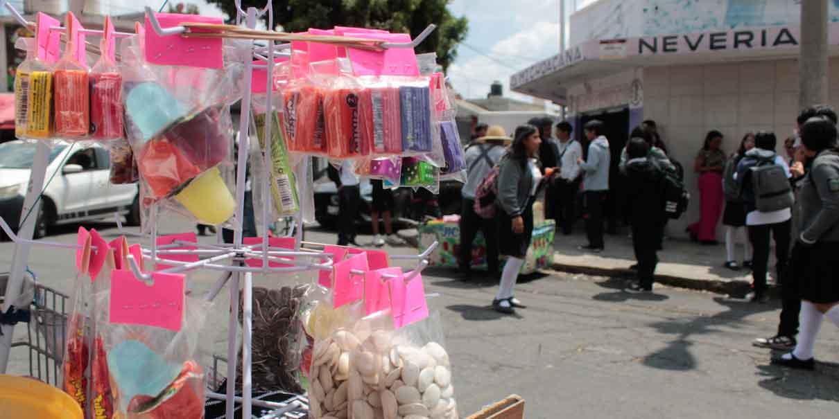 Puebla inicia retiro de puestos de comida chatarra fuera de escuelas