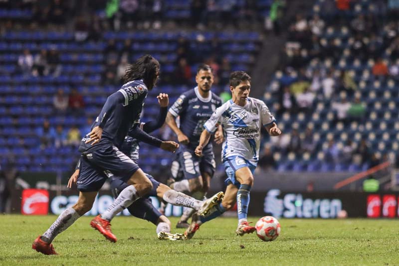 Puebla y Pachuca reparten puntos en un polémico empate