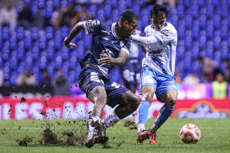 Puebla y Pachuca reparten puntos en un polémico empate
