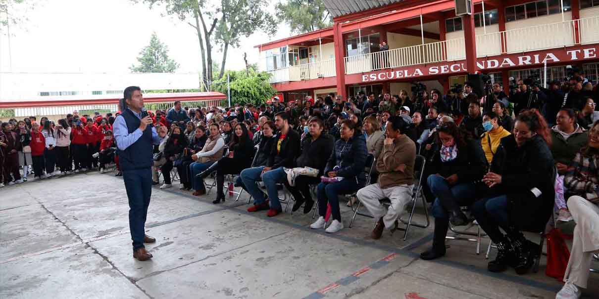 Hay días malos, pero siempre hay ayuda, hay quienes los pueden apoyar, dijo Eduardo Rivera a estudiantes