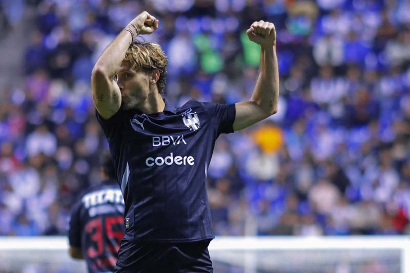 Rayados consolida su liderato tras golear a Puebla con triplete español