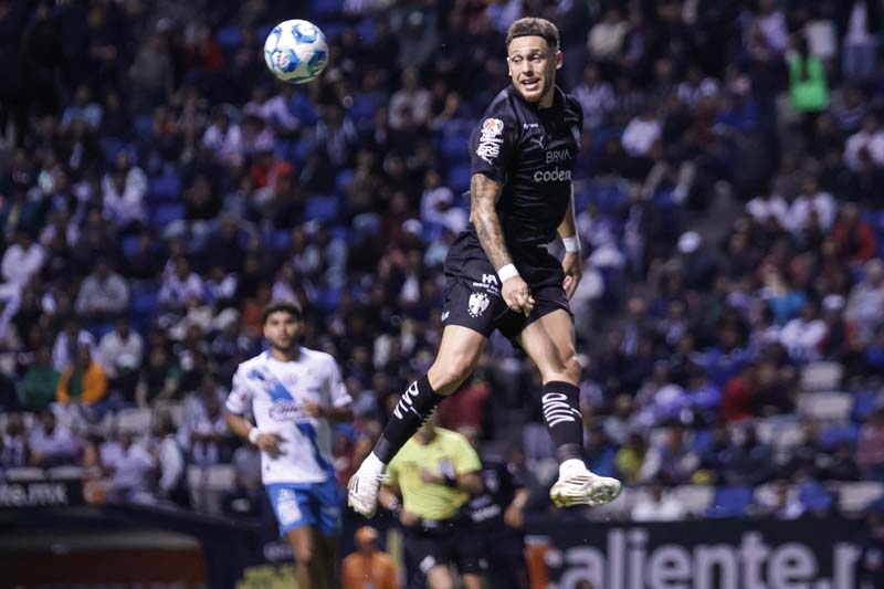 Rayados consolida su liderato tras golear a Puebla con triplete español