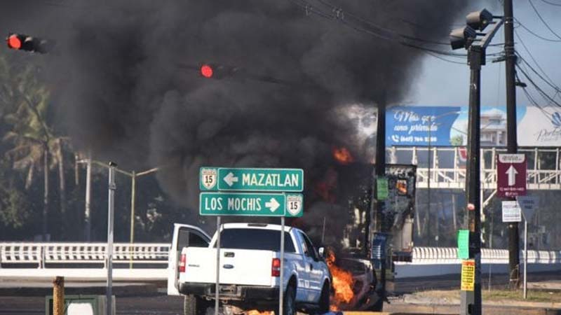 Sinaloa bajo fuego: policía estatal muere en enfrentamiento en centro comercial de Culiacán