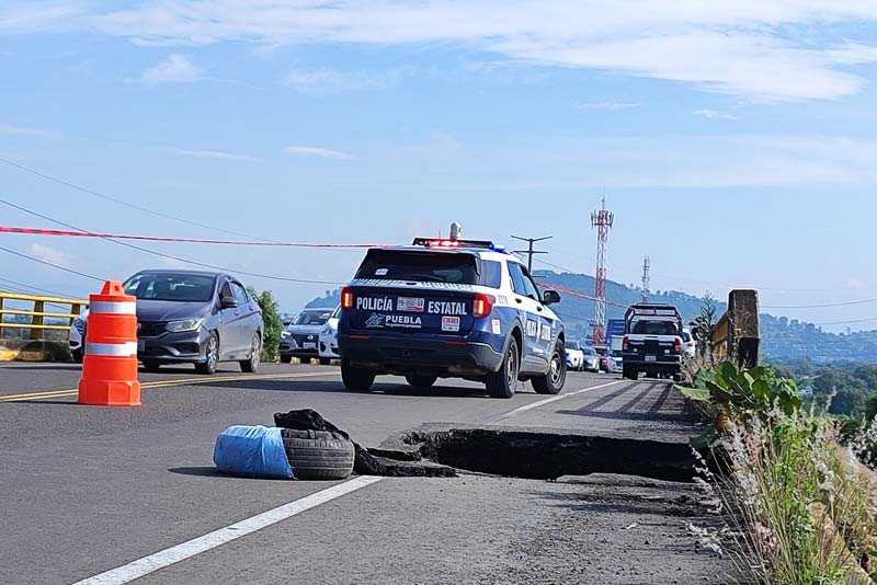 Socavón en Huejotzingo interrumpe circulación hacia el aeropuerto