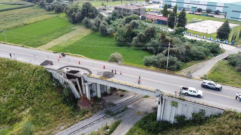 Socavón en Huejotzingo interrumpe circulación hacia el aeropuerto