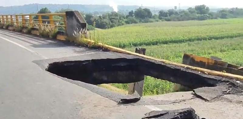 Socavón en Huejotzingo interrumpe circulación hacia el aeropuerto