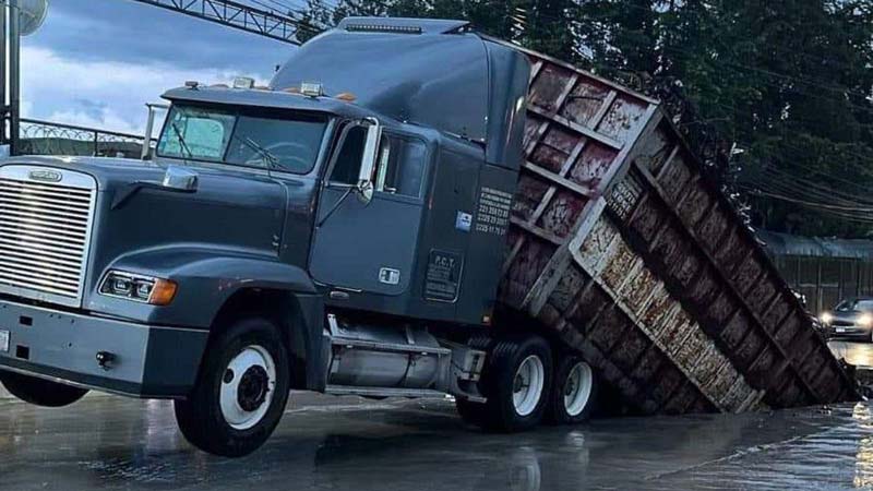 Socavón en Parque Industrial Chachapa afecta tránsito y autoridades aún no resuelven