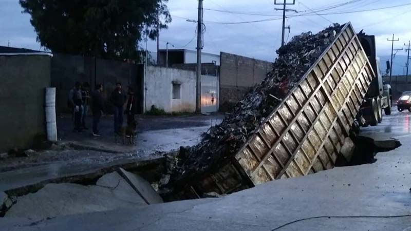 Socavón en Parque Industrial Chachapa afecta tránsito y autoridades aún no resuelven