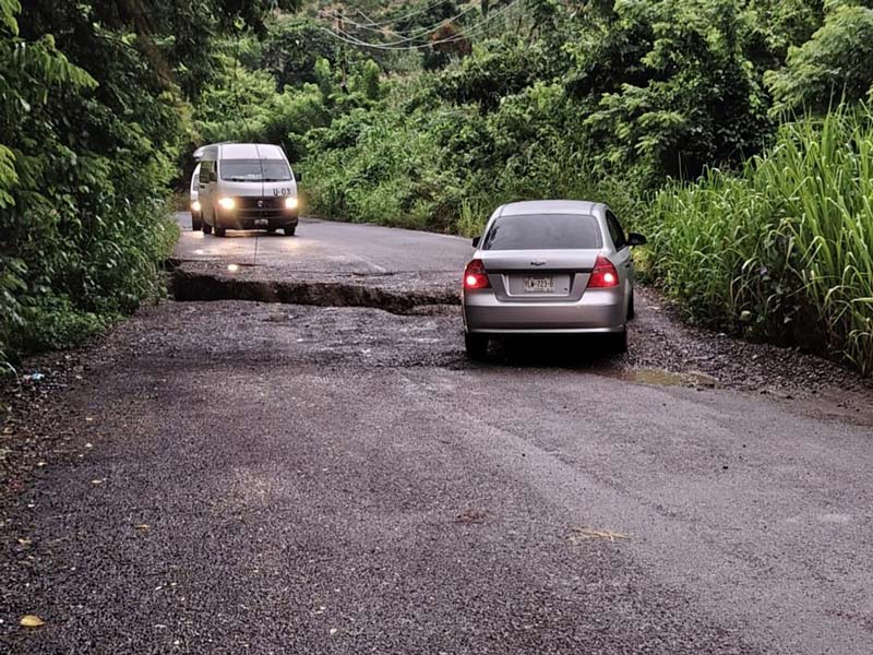 Socavones en Carretera Estatal 101 generan riesgo para conductores en Mecapalapa