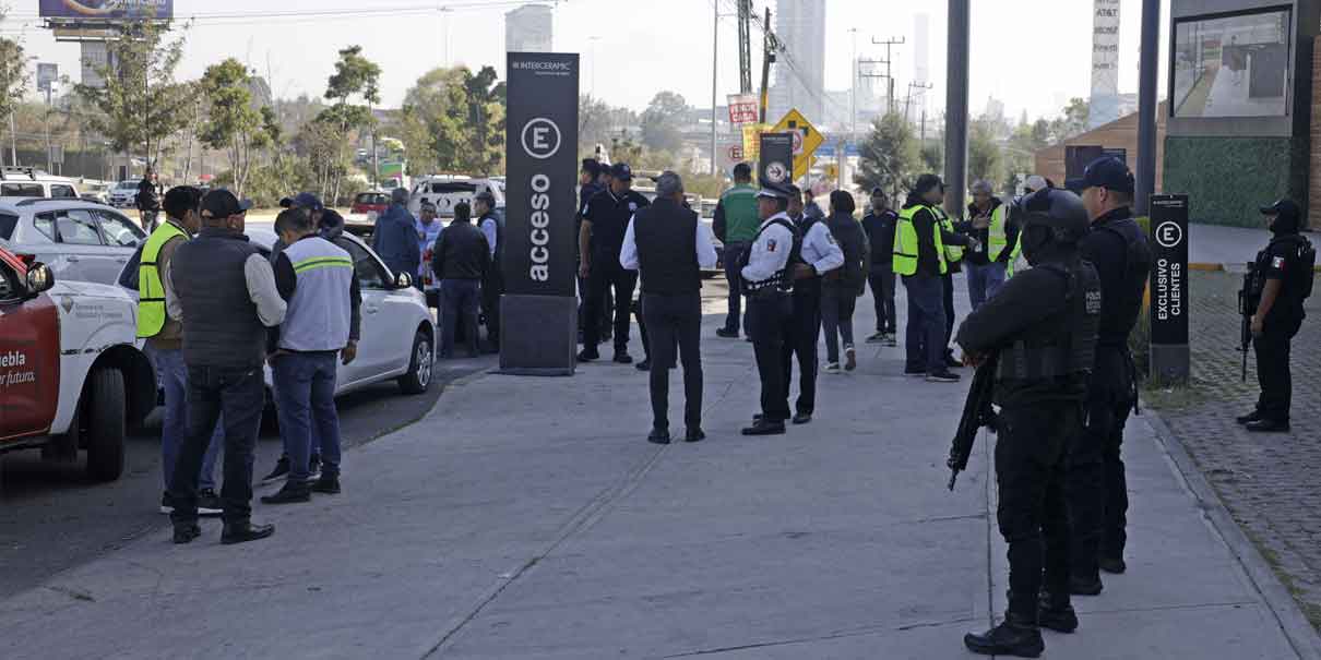 Taxis pirata de la Vía Atlixcáyotl terminaron en el corralón
