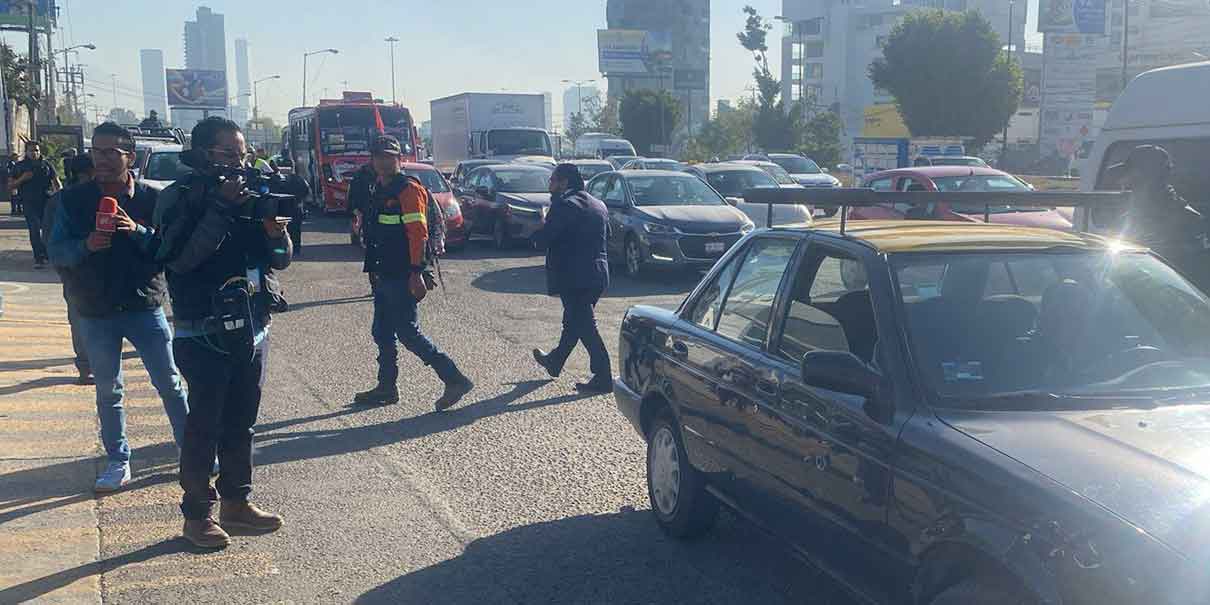 Taxis pirata de la Vía Atlixcáyotl terminaron en el corralón