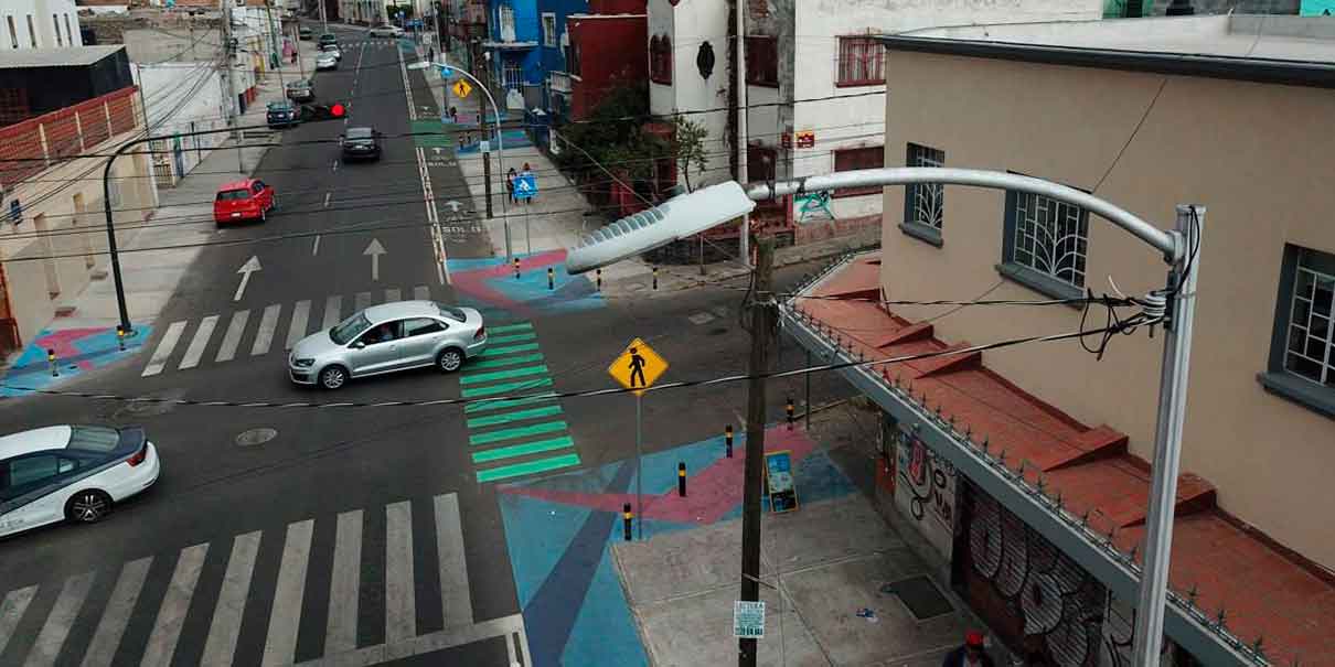  Puebla, Pue. El presidente Eduardo Rivera Pérez realizó la entrega de obra en la 14 oriente, donde se realizó la rehabilitación de calle que abarca 25 mil metros cuadrados. Rivera Pérez comentó que esta obra representa una inversión 27.1 millones de pesos, y forma parte de las 661 calles intervenidas desde que inició la administración municipal. Te puede interesar: Vecinos de la colonia Guadalupe Hidalgo tienen calle renovada Destacó que con esta rehabilitación se beneficia a colonias como: Acocota, Los Remedios, Resurgimiento, Xonaca, Humboldt Norte, América Norte, El Porvenir, entre otras. Explicó que en esta obra se realizó la construcción de banquetas, rampas y la instalación de 2 mil 400 metro de ciclovía e instalación bolardos. Lee también: 5 colonias y 2 juntas auxiliares serán beneficiadas con obra de colector sanitario Dijo que la Subsecretaría de Movilidad dio mantenimiento y pintó la red semafórica de la avenida, también se hizo la aplicación de pintura termoplástica, entre otras acciones. "El trabajo de este gobierno ahora sí se ve, este gobierno a diferencia de la anterior administración, ahora sí se ve que hay obras, no estamos parando todos los días, sino por el contrario estamos trabajando todos los días en estar entregando obras y éste es una de las más importantes", dijo. *BC 