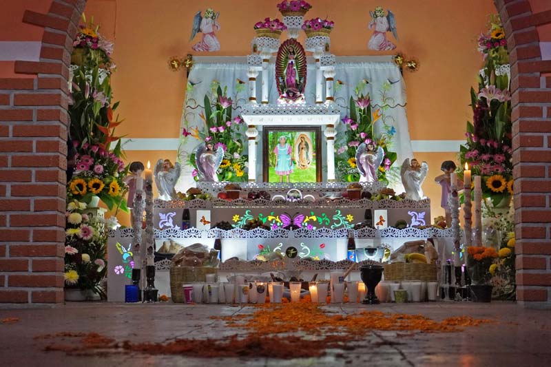 Tochimilco ilumina el Día de Muertos con 36 ofrendas monumentales y actividades culturales